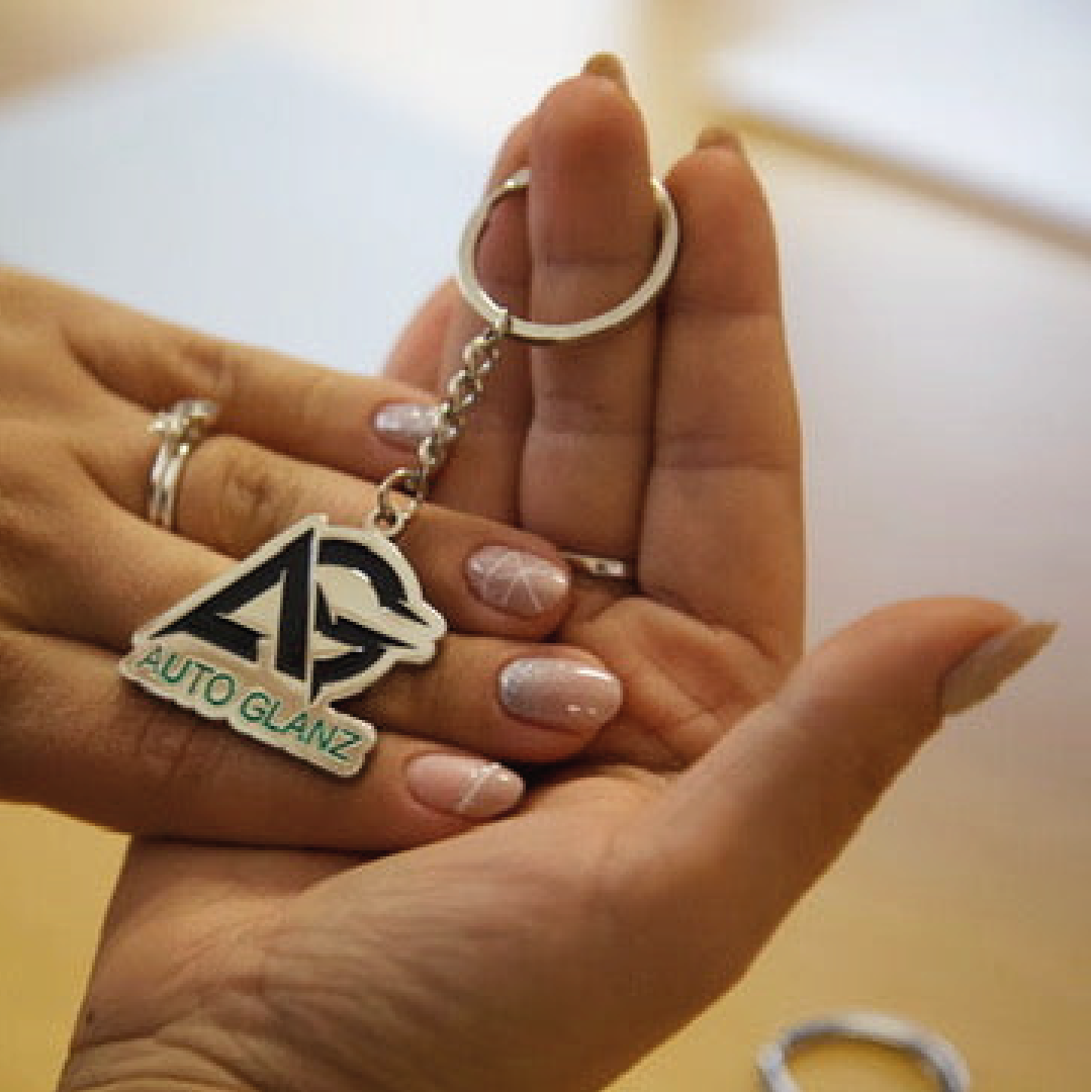 Metalnøglering med Auto Glanz-logo